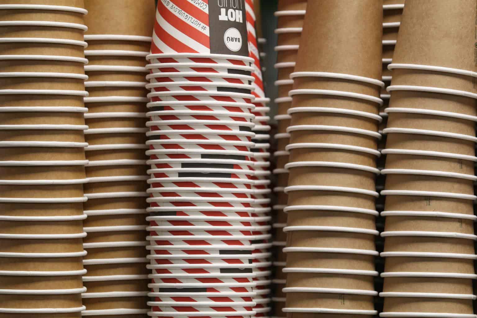 Paper hot cups compatible with multiple lid types