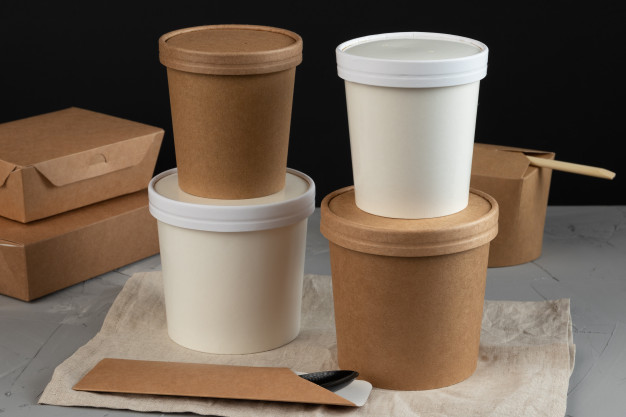 Paper soup bowl with transparent lid sealed for leak-proof delivery